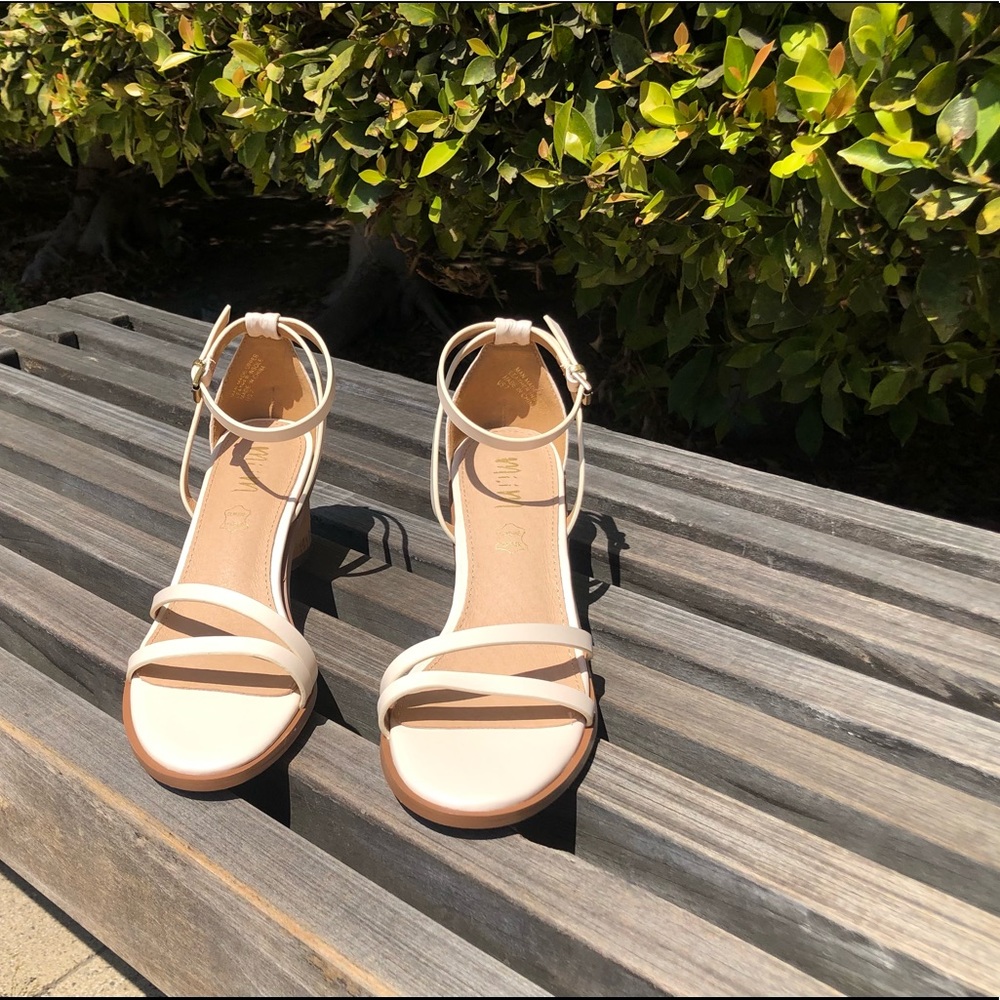 Roselyn Ivory Sandals Size 6.5